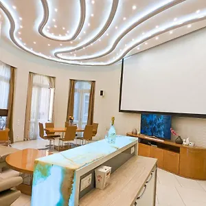  Apartment Prime Downtown Luxury Condo, Private Spa, Cinema, Patio Hungary